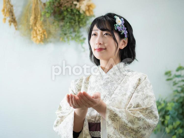 10：洋風な花柄小紋（着物）を着る女性 女性,日本人,人物の写真素材