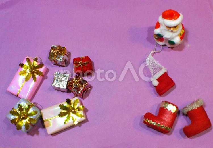 サンタのクリスマスのプレゼントと靴下 クリスマス,サンタクロース,プレゼントの写真素材