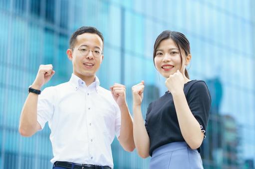 ガッツポーズをする若手のビジネスパーソン ガッツポーズをする若手のビジネスパーソン ビジネスパーソン,ビジネスマン,ガッツポーズの写真素材