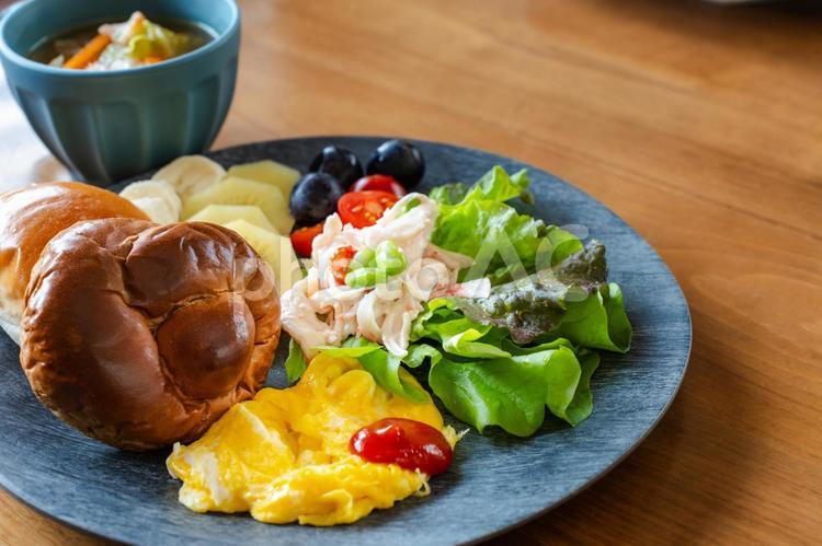 パンとフルーツの彩り洋風朝食プレート 朝食,洋食,パンの写真素材