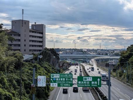 霜降過ぎの晴れた昼下りの東名横浜青葉IC 東名高速道路,横浜青葉インターチェンジ,横浜青葉ジャンクションの写真素材