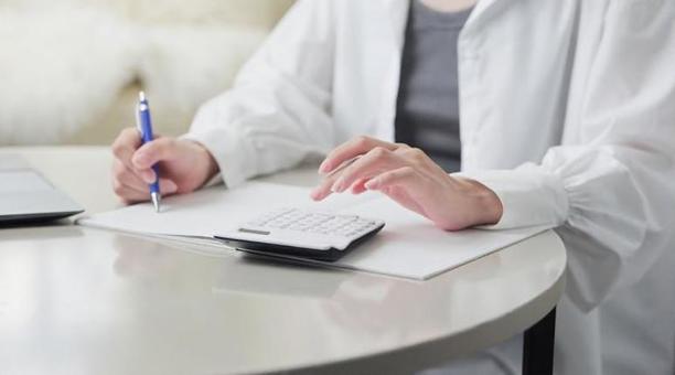 経理の計算をするフリーランスの女性 女性,経理,計算の写真素材