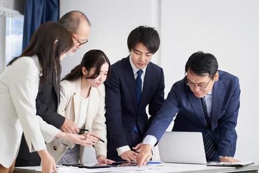 亞洲商務人士在會議上解釋 亞洲商務人士在會議上解釋