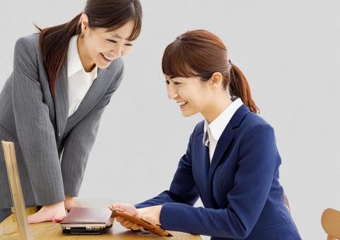 打ち合わせをするOL達 打ち合わせをするOL達の写真
