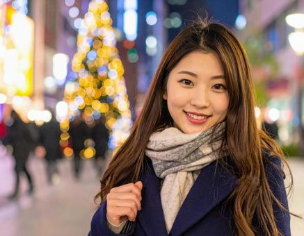 クリスマスツリーと紺のコートの彼女 クリスマスツリーと紺のコートの彼女の写真