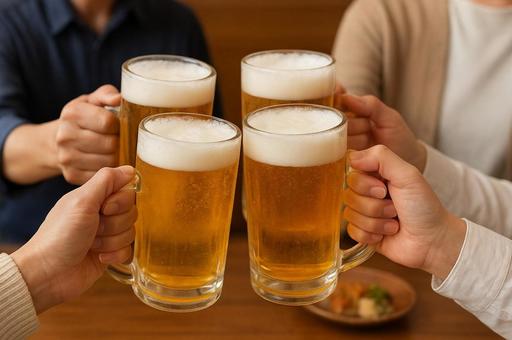 乾杯をする人達の手元 乾杯をする人達の手元の写真
