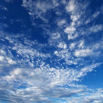 澄み渡る大空に描かれた白い雲の模様 澄み渡る大空に描かれた白い雲の模様の写真