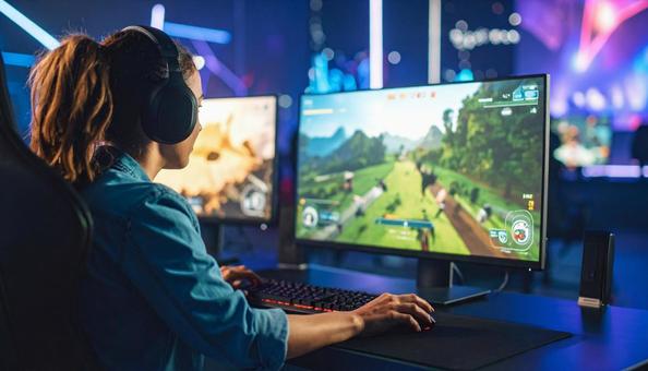 オンラインゲームを楽しむ人 オンラインゲームを楽しむ人の写真