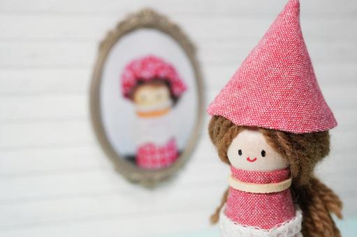 鏡にうつる子供の頃の自分 鏡にうつる子供の頃の自分 アダルトチルドレン,ac,毒親の写真素材