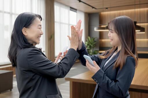 ハイタッチするビジネス女性 女性,大人,ビジネスの写真素材