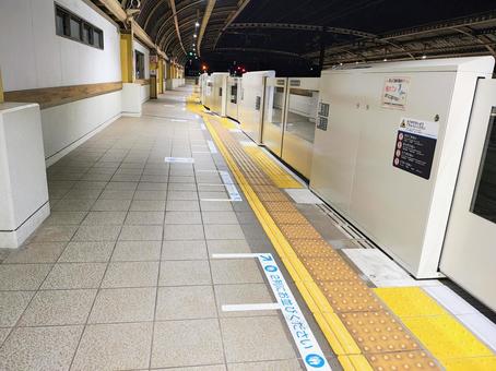 夜の駅のホーム ホーム,駅,プラットホームの写真素材