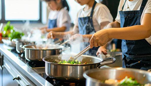 夏休み、親子料理教室で料理する子供 夏休み、親子料理教室で料理する子供の写真