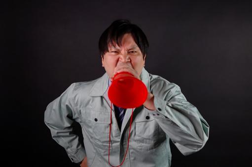 メガホンで怒鳴る男性 メガホンで怒鳴る男性の写真