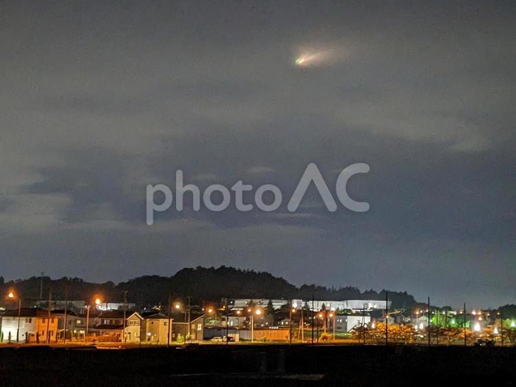 夜景壁紙　夜空と飛行機と街 夜景,飛行機,壁紙の写真素材
