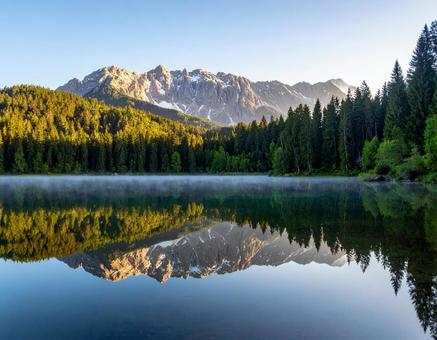 湖と山と空の写真