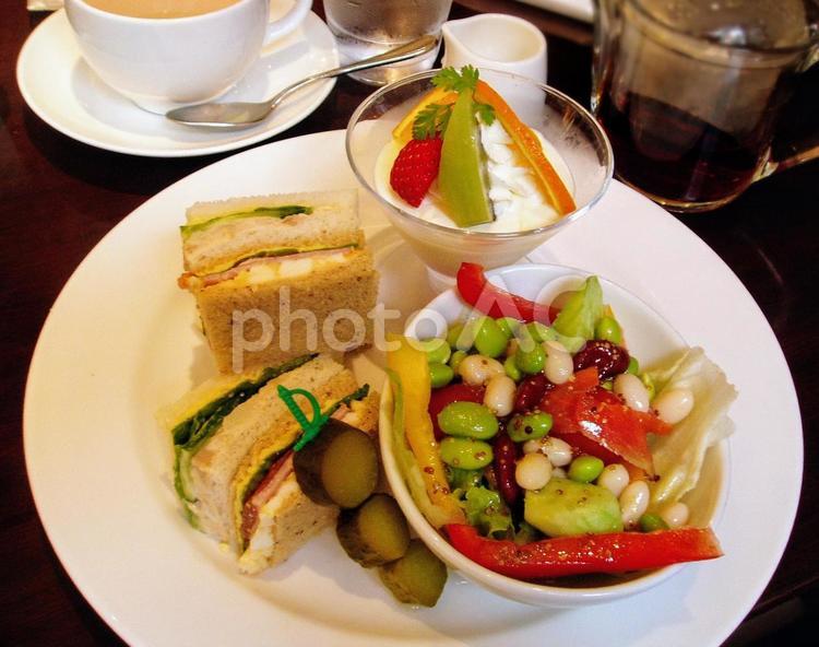 喫茶店の軽食プレート サンドイッチ,サラダ,枝豆の写真素材