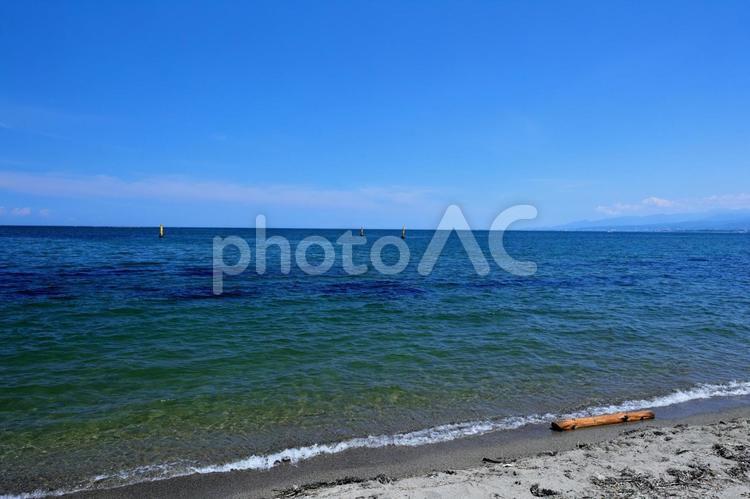 真夏の誰もいないビーチ　富山の海 夏,8月,水の写真素材