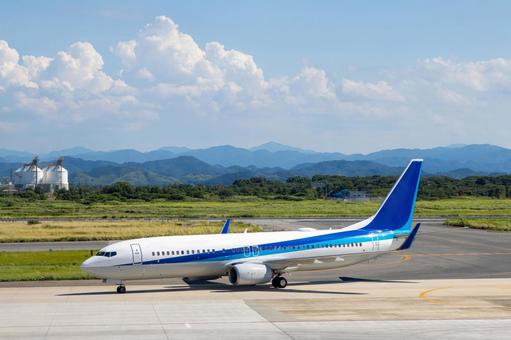 駐機場へ向かう飛行機 駐機場へ向かう飛行機 飛行機,米子空港,航空機の写真素材