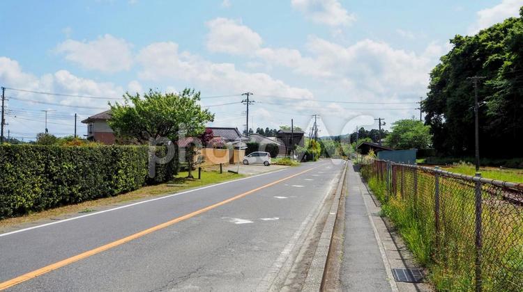 大多喜駅付近・新緑の草木＆線路（千葉県） 初夏,大多喜駅,駅付近の写真素材