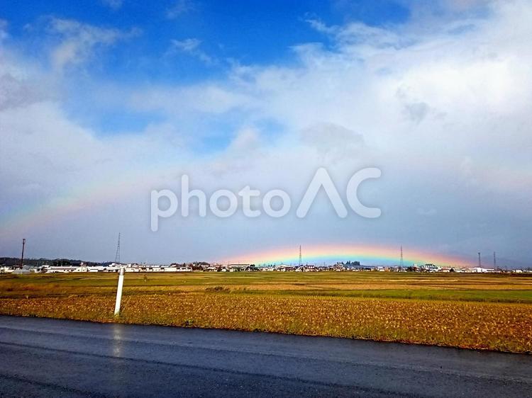 この虹、渡れちゃうかも？ 虹,秋,道路の写真素材
