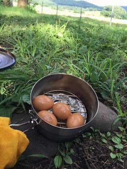 火のぬくもりで作る卵の燻製 火のぬくもりで作る卵の燻製の写真