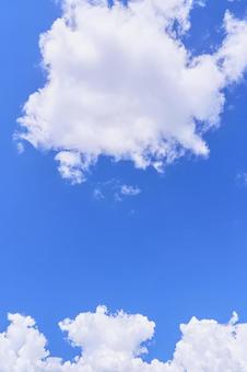 暑さを感じる発達中の雲と青空 暑さを感じる発達中の雲と青空 空,青空,雲の写真素材