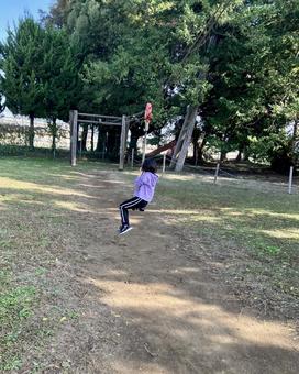 公園の遊具で遊ぶ小学生 子供,遊び,飛ぶの写真素材