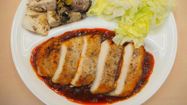 手作り・チキンソテーナポリタンソース添え チキンソテー,ナポリタンソース添え,手作りの写真素材