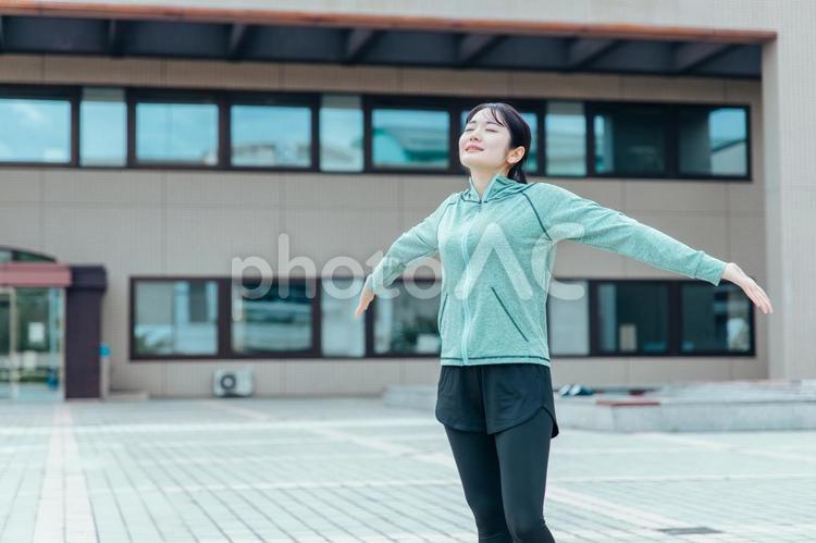 都会でトレーニングする女性（深呼吸） 深呼吸,運動,リフレッシュの写真素材