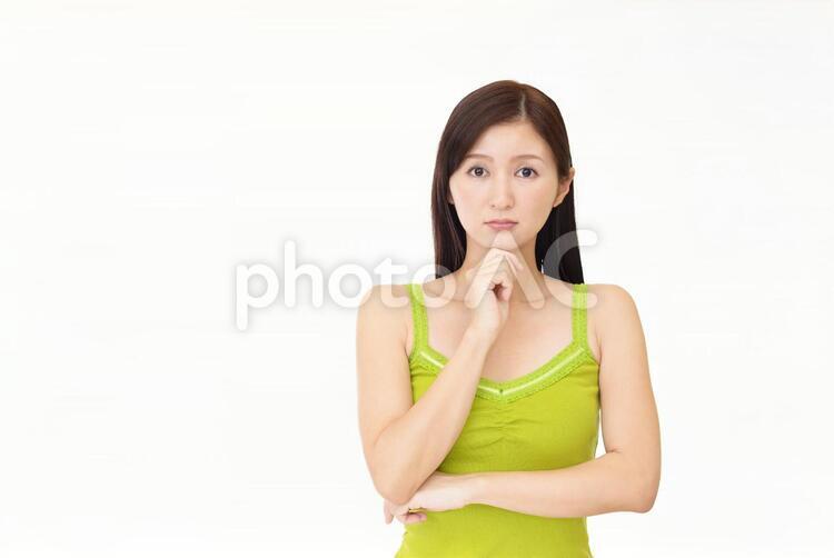 不安そうな表情の女性 女性,女,ストレスの写真素材