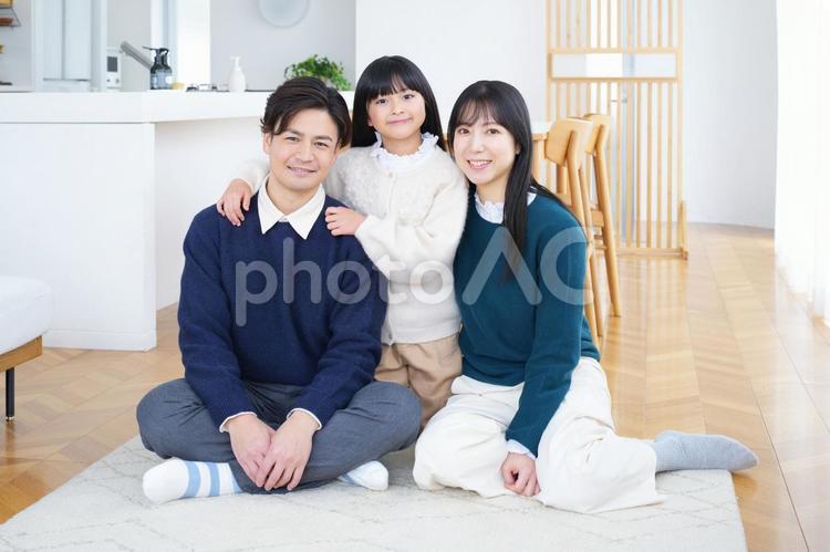 カメラ目線で男性の肩を持つ女の子 家族,女の子,女性の写真素材