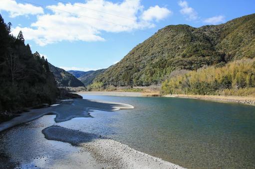高知県越知町 片岡沈下橋から見た仁淀川 高知県越知町 片岡沈下橋から見た仁淀川 川,河原,仁淀川の写真素材