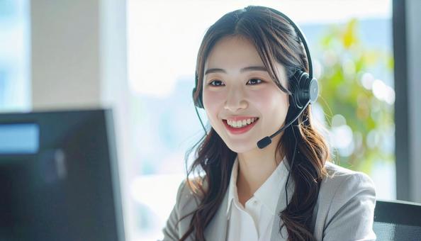 web会議する女性の写真