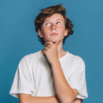 考え込むティーンエイジャーの男の子 考え込むティーンエイジャーの男の子の写真