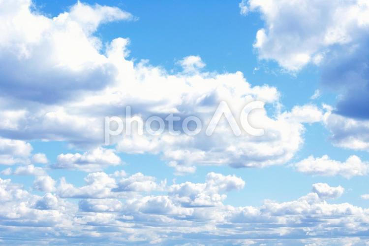 晴れた日の青空と白い雲 空,晴れ,青空の写真素材