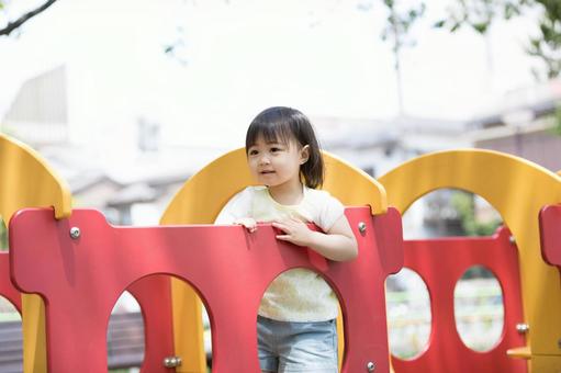 遊具で遊ぶ女の子  遊具で遊ぶ女の子 の写真