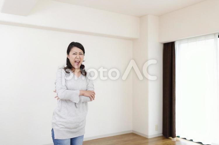 住宅イメージと女性 トラブル 住宅,家,建築の写真素材