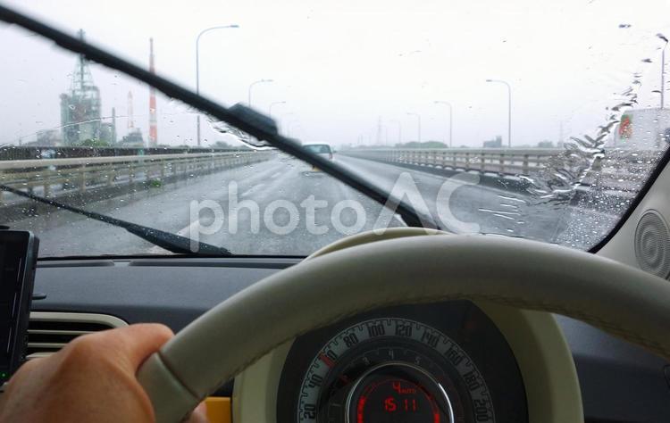 雨の走行 車,車窓,雨の写真素材