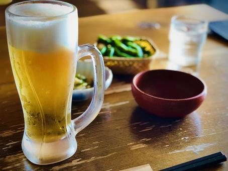 キンキンに冷えた生ビールジョッキと枝豆 キンキンに冷えた生ビールジョッキと枝豆 ビール,生ビール,アルコールの写真素材