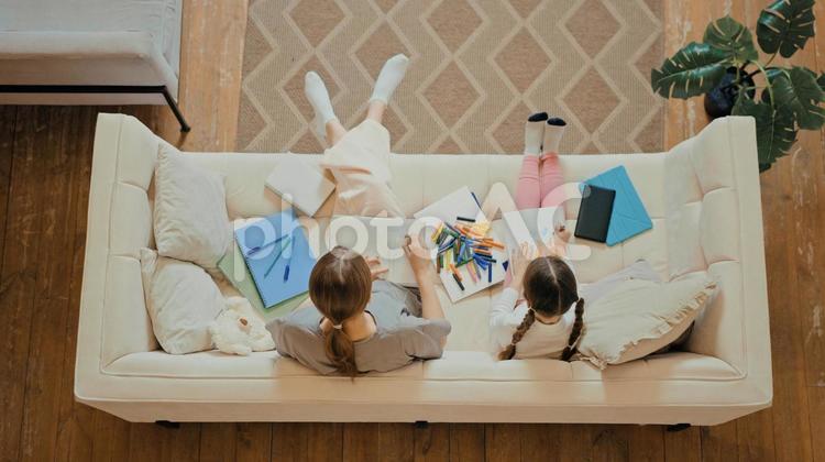 真上から見たソファーでお絵描きする親子 親子,女の子,女性の写真素材