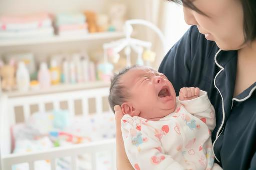 泣く赤ちゃんとあやす母親 赤ちゃん,新生児,泣くの写真素材