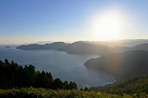 滋賀・長浜市 賤ヶ岳山頂から見る奥琵琶湖 滋賀・長浜市 賤ヶ岳山頂から見る奥琵琶湖 琵琶湖,奥琵琶湖,賤ケ岳の写真素材