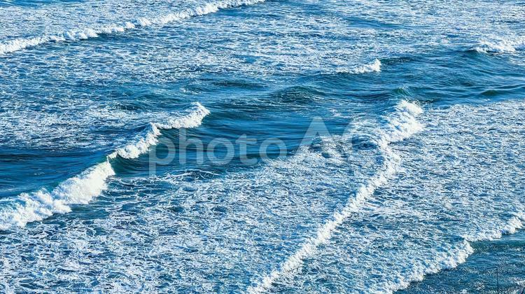 青い海と白波 海,波,白波の写真素材