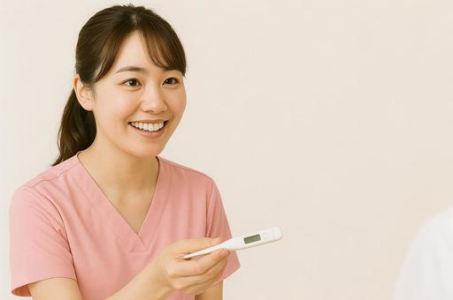 体温測定を案内する看護師の写真