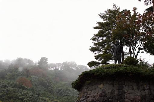 霧に包まれる春日山本丸 霧,風景,自然の写真素材