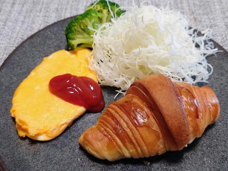 クロワッサンのモーニングセット クロワッサンのモーニングセット 朝ごはん,食事,パンの写真素材