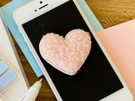 ハートとスマホ ハートとスマホ スマホ,ハート,マッチングアプリの写真素材