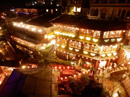 美しく輝く九份の夜景 美しく輝く九份の夜景 九份,夜景,提灯の写真素材