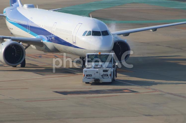 福岡空港、光に包まれた飛行機 福岡空港,昼,飛行機の写真素材