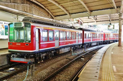 箱根湯本駅に佇む箱根登山電車 箱根湯本駅に佇む箱根登山電車 箱根,箱根湯本,箱根湯本駅の写真素材